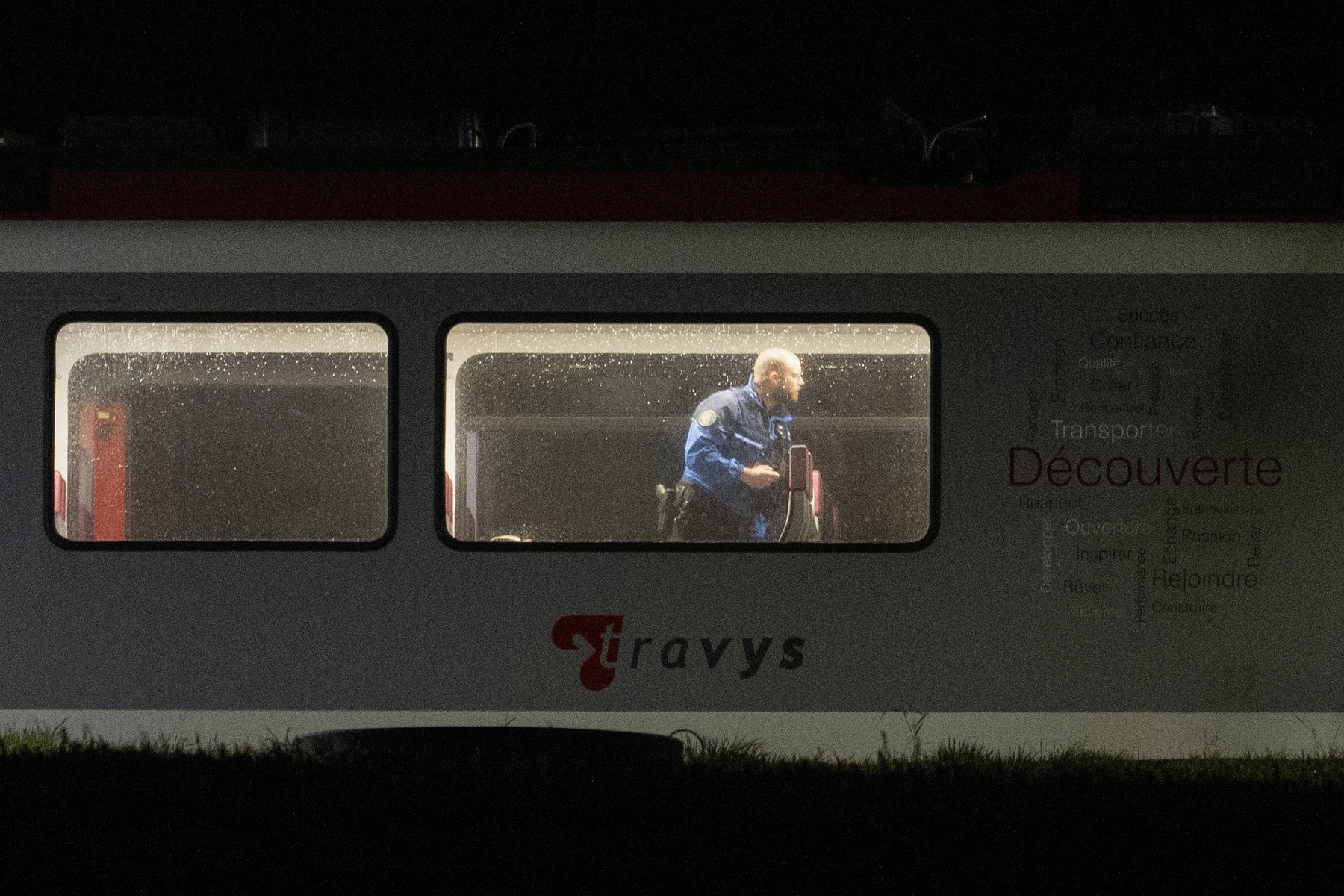Un bărbat înarmat cu un cuțit și un topor a luat 15 ostatici într-un tren din Elveția. Ce au aflat polițiștii despre el