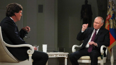 Vladimir Putin gesticulează în timpul interviului acordat lui Tucker Carlson