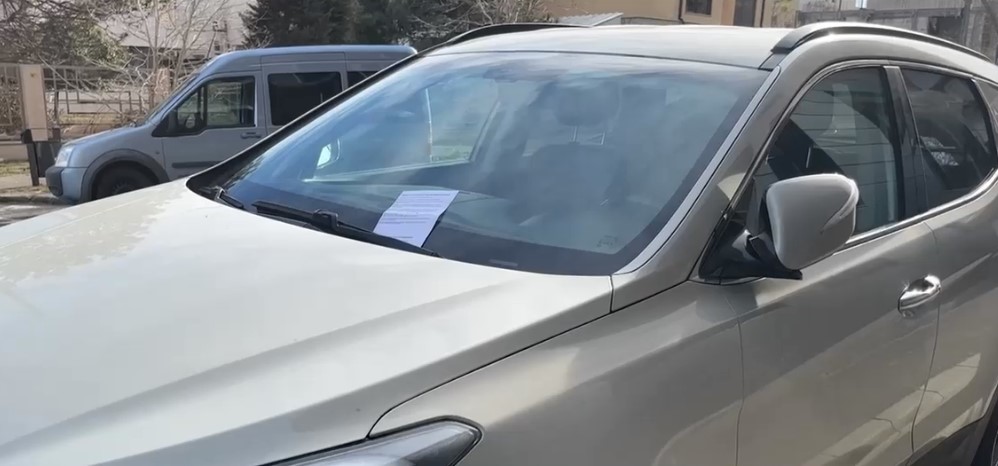 Mașini vandalizate într-un cartier de lux din Constanța. Șoferii au găsit și un mesaj pe parbriz