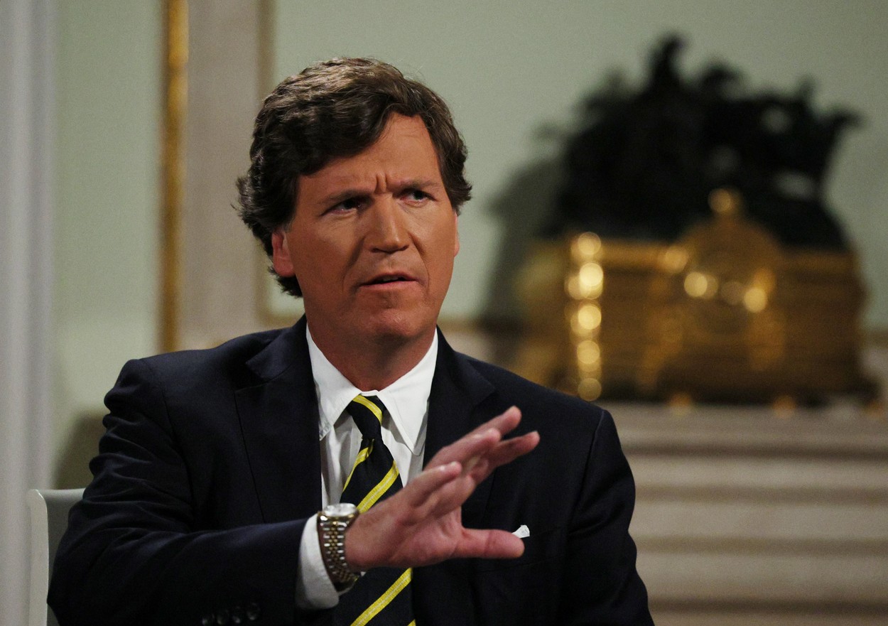Cine este Tucker Carlson, prezentatorul concediat de Fox News, care i-a luat interviu lui Vladimir Putin