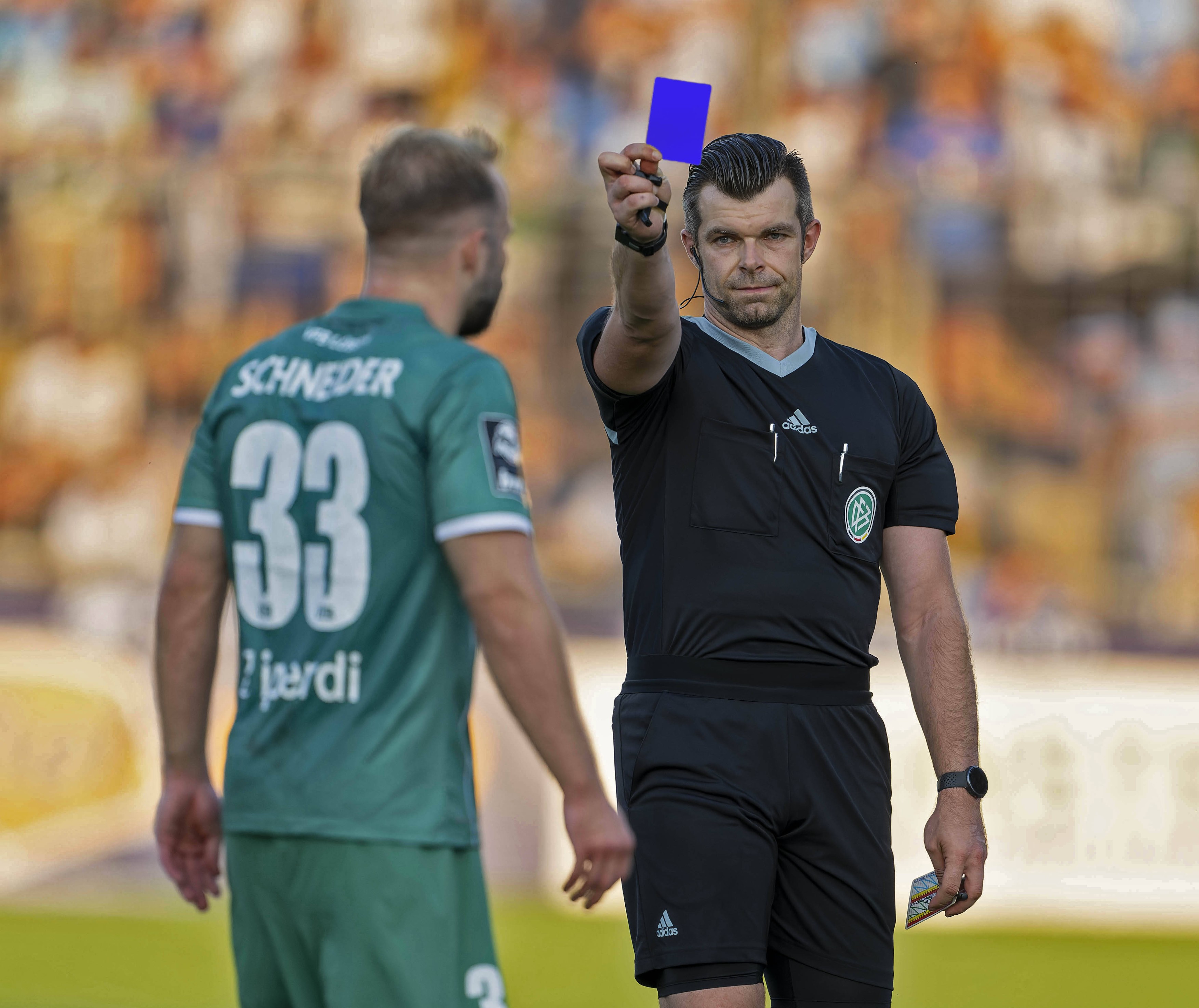 În fotbal ar putea fi introdus cartonașul albastru. Care e „pedeapsa” pentru cei care primesc acest cartonaș. Reacția FIFA