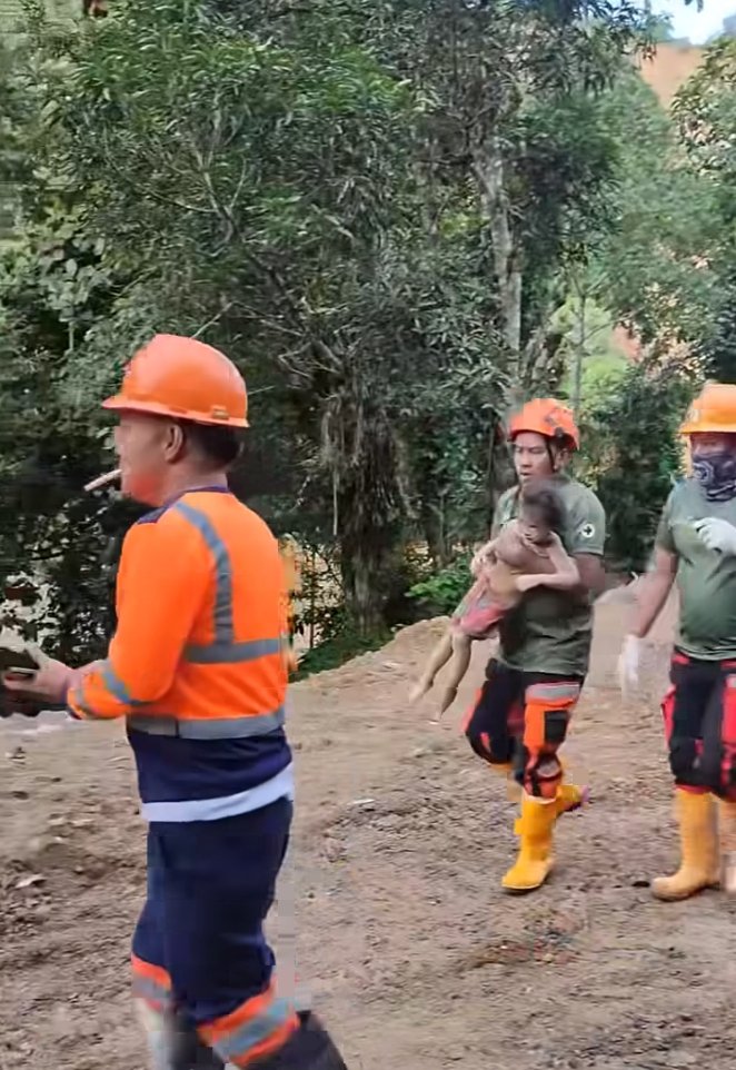 Doi copii mici au fost găsiți în viață după 60 de ore de la alunecarea de teren din Filipine. "Este un miracol"