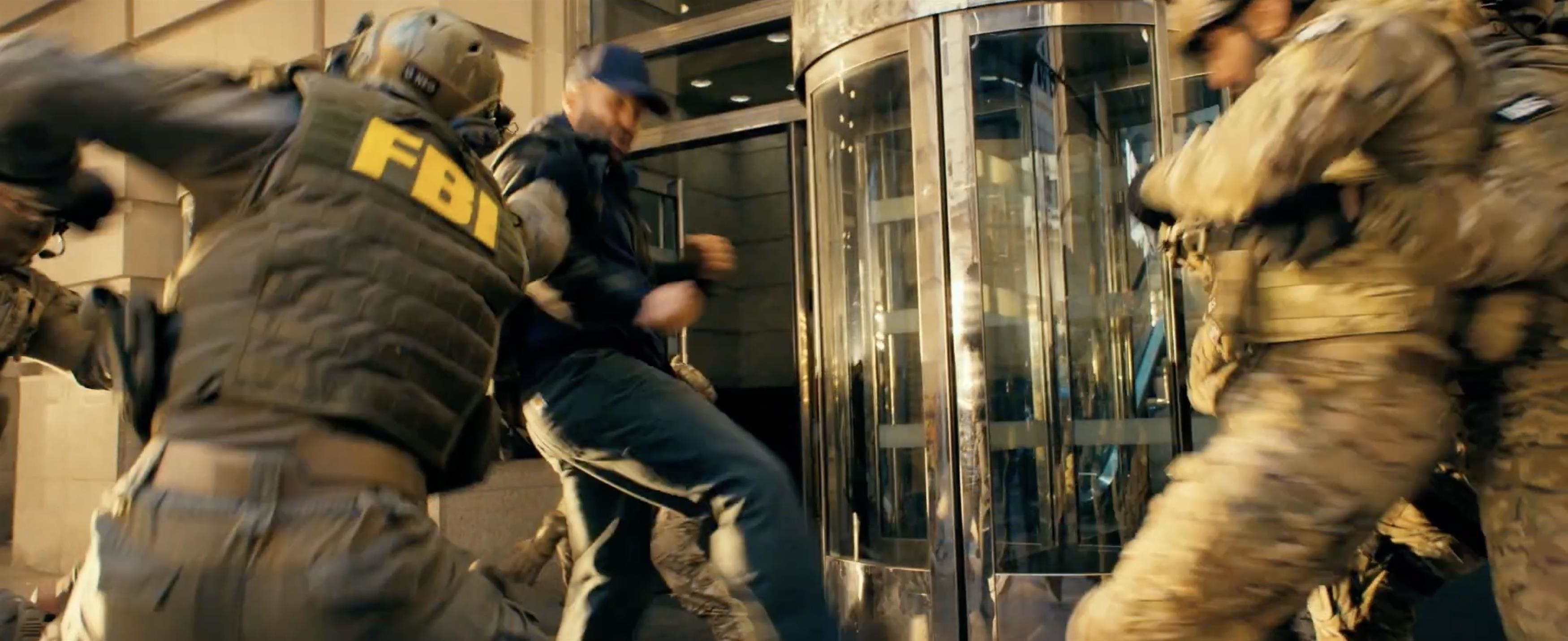 „The Beekeper”: Jason Statham se joacă de-a „John Wick vs. Statul Paralel” într-un film făcut parcă special pentru fanii lui Trump