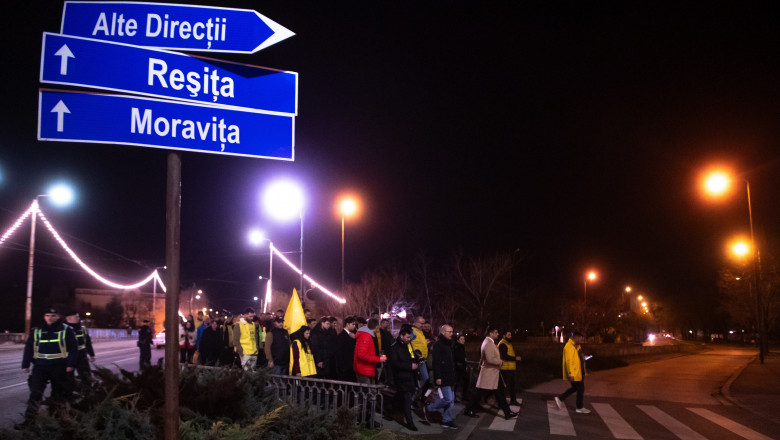 Protest AUR la Timișoara, membrii AUR merg pe lângă niște indicatoare rutiere cu „Alte direcții”
