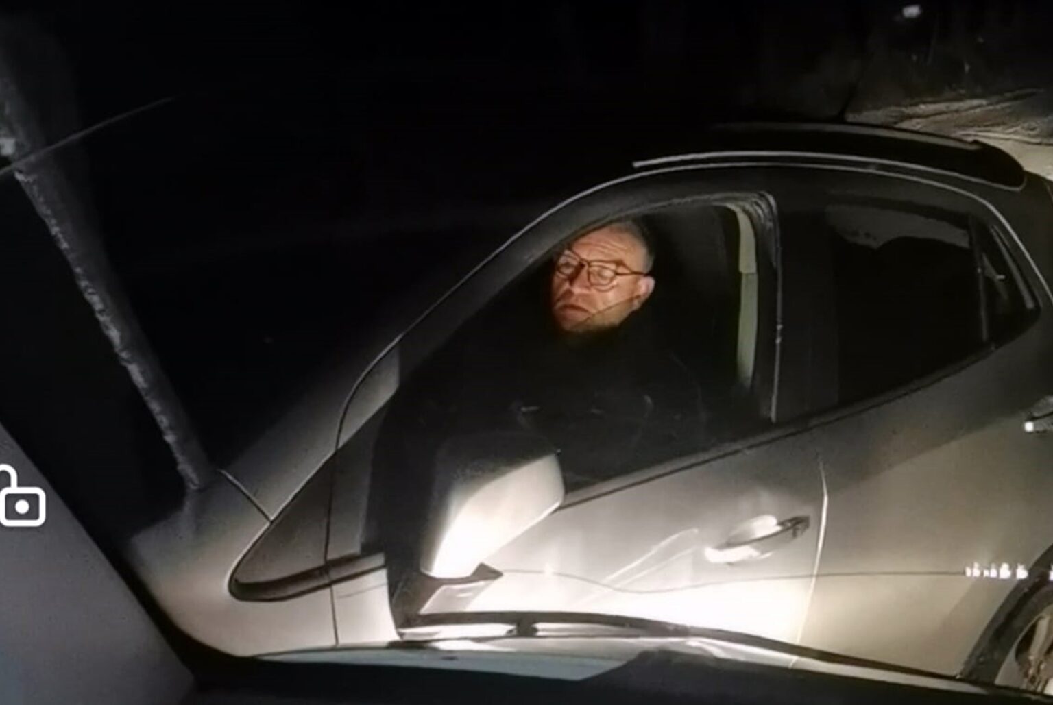 VIDEO Un primar din Cluj a urcat beat la volan și a făcut accident. Celălalt șofer l-a filmat cum mânca zăpadă, să-și scadă alcoolemia