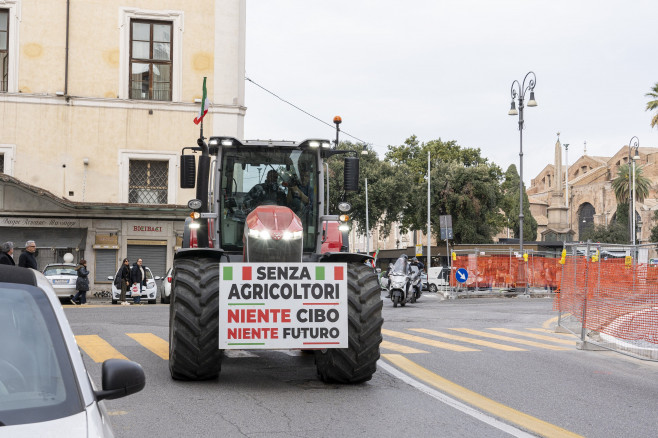 Tractors march to protest in downtown Rome: Italian farmers against the new EU regulations