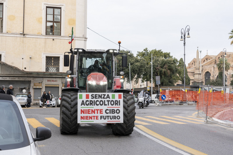 Tractors march to protest in downtown Rome: Italian farmers against the new EU regulations