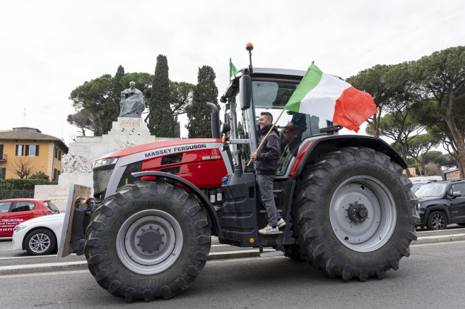 Tractors march to protest in downtown Rome: Italian farmers against the new EU regulations