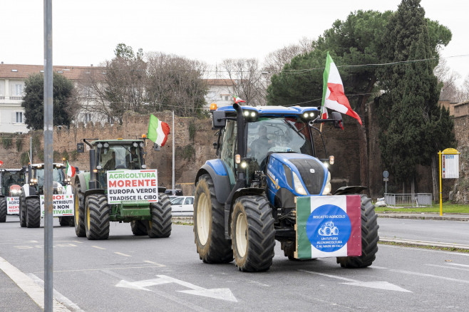 Tractors march to protest in downtown Rome: Italian farmers against the new EU regulations