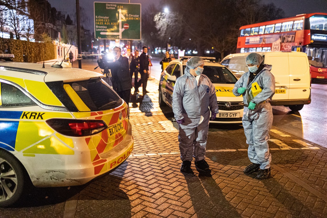 Nouă oameni, inclusiv doi copii, au fost răniți serios după ce un bărbat a aruncat cu acid pe ei, la Londra