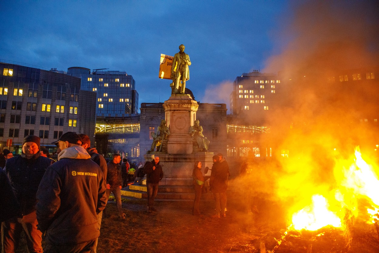 Bruxelles e sub asediu. Fermierii au aprins focuri, dau cu petarde și au blocat bulevardele înainte de summitul Consiliului European