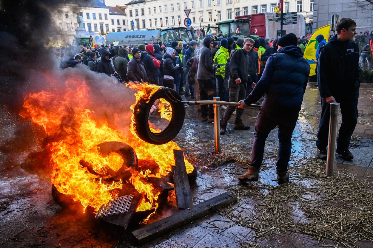 Bruxelles a fost sub asediu. Fermierii au aprins focuri în fața Parlamentul European. Incendiile sunt stinse cu tunuri cu apă