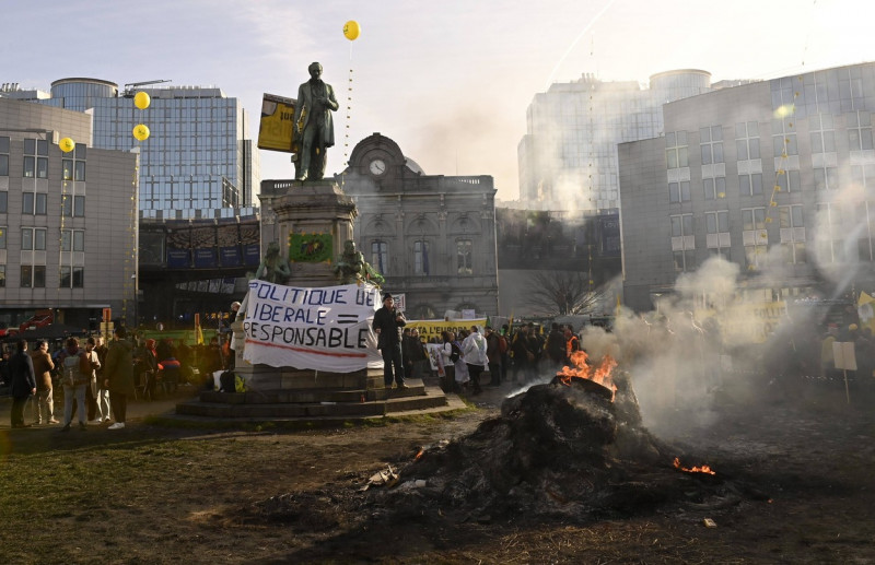 Farmers blockade of Brussels during the European summit BRUSSELS, BELGIUM - FEBRUARY 01 : Statue John Cockerill (place d