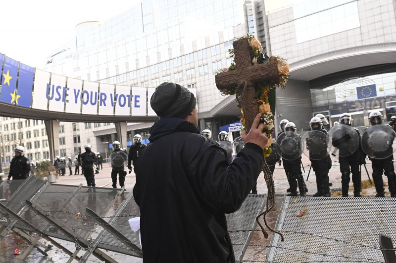 Farmers blockade of Brussels during the European summit BRUSSELS, BELGIUM - FEBRUARY 01 : Farmers blockade of Brussels d