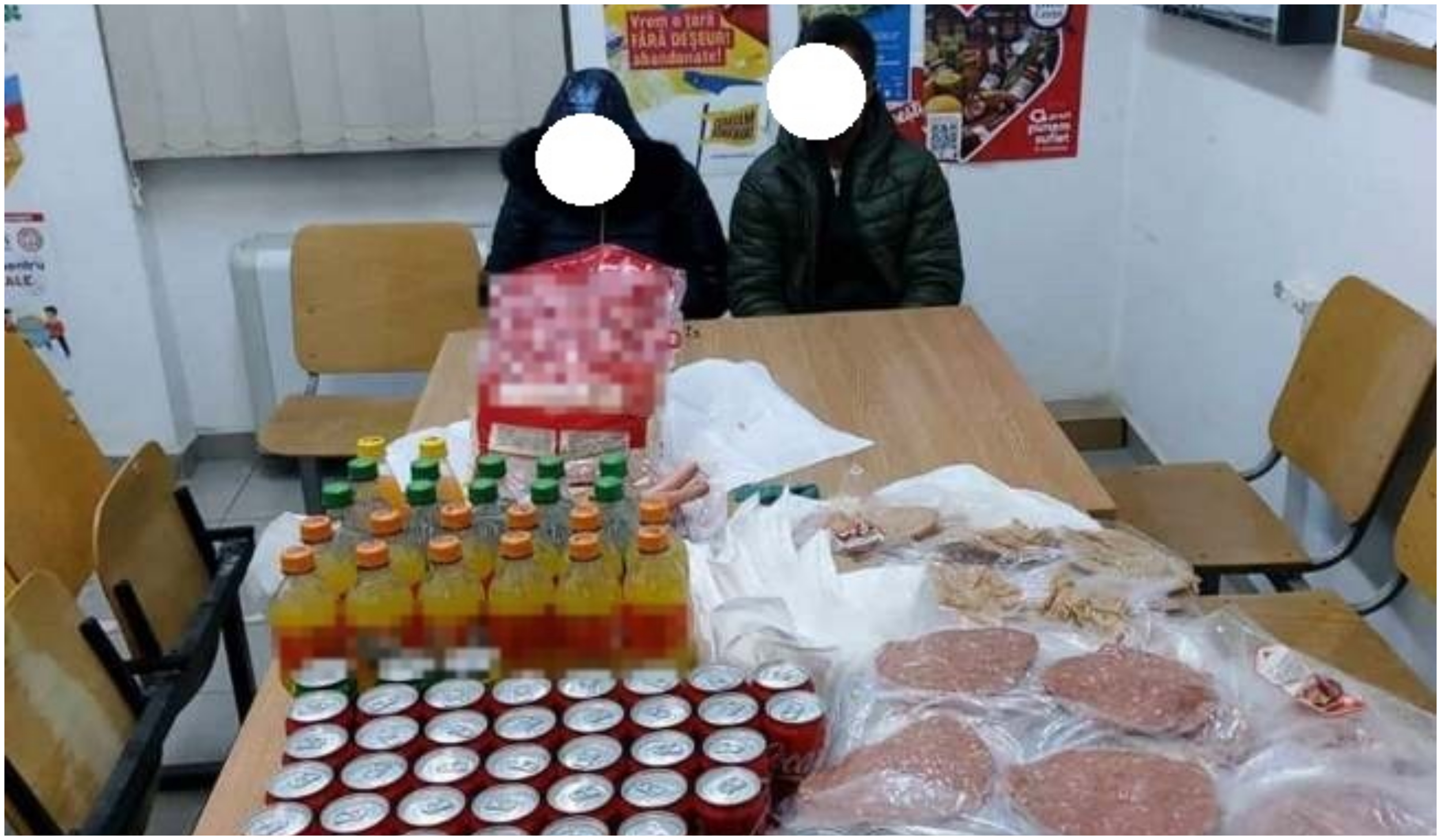 Doi tineri din Timișoara, prinși în timp ce cărau pe o bicicletă peste 200 de alimente furate. S-au dat singuri de gol