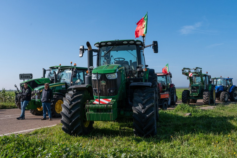 Portuguese farmers block the highway at the border with Badajoz