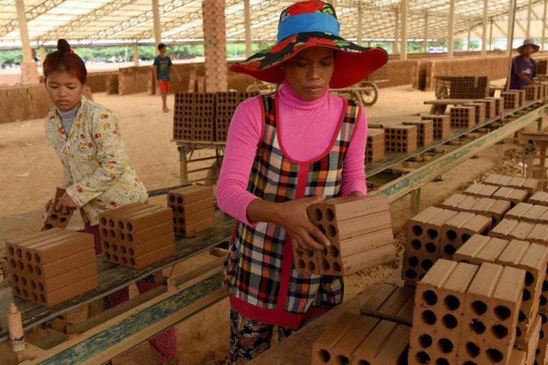 muncitori-fabrică-cărămizi-Cambodgia