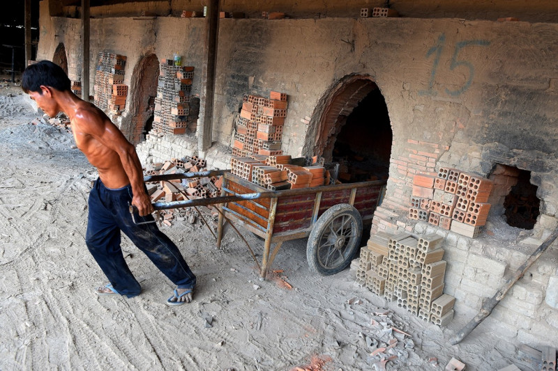 muncitori-fabrică-cărămizi-Cambodgia-2