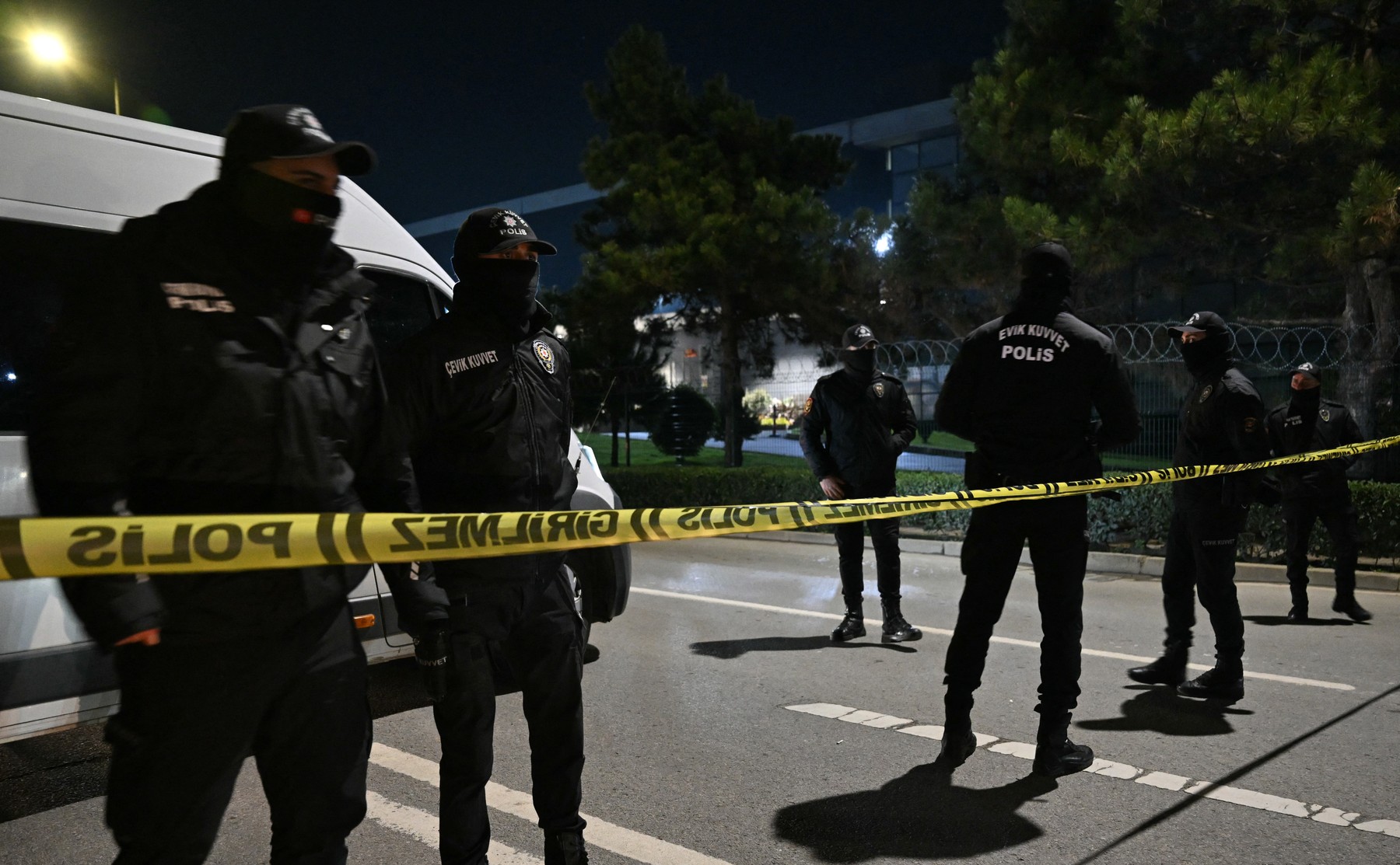 Un bărbat înarmat a luat ostatici 7 angajaţi ai unei companii americane de lângă Istanbul