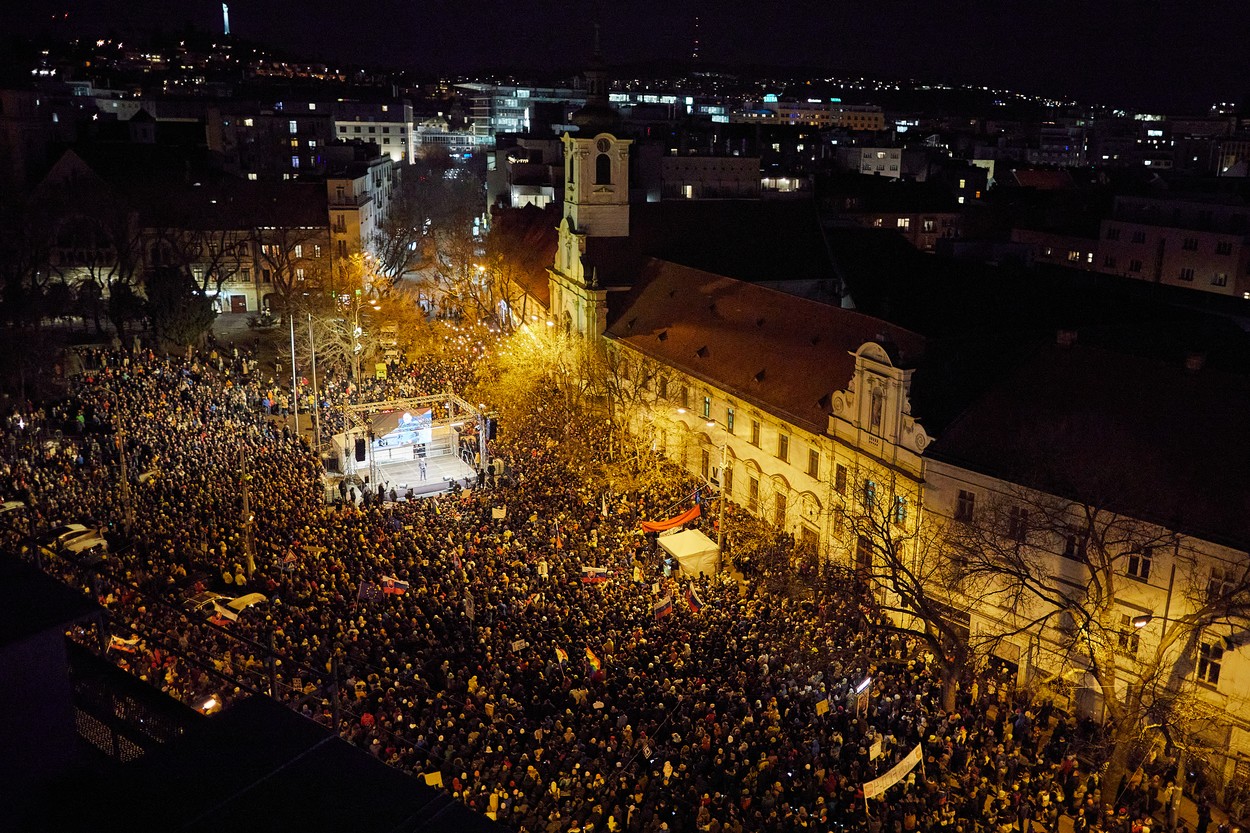 „Fico, du-te în Rusia”. Mii de slovaci au ieșit în stradă în 30 de orașe împotriva premierului putinist al Slovaciei