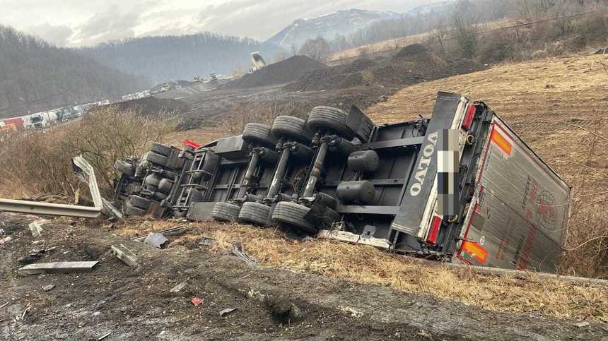 Doi bărbaţi au murit după ce duba în care se aflau a intrat pe contrasens şi s-a izbit de un TIR