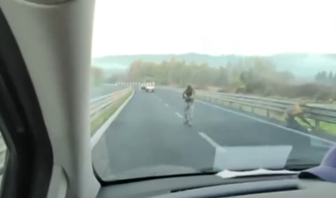 Un commando cu arme Kalașnikov a comis un jaf de 4 milioane de euro pe o șosea din Sardinia. O cameră de bord a filmat începutul
