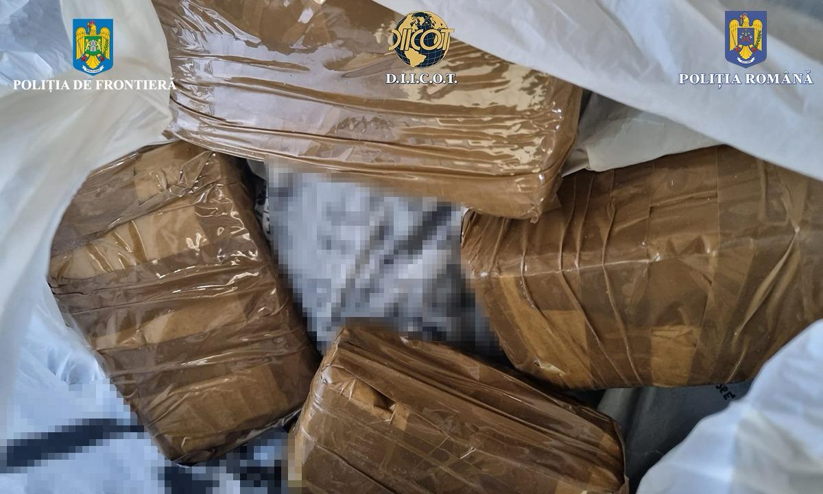 Aproape un kilogram de cocaină au găsit polițiștii în mașina unui român care voia să treacă cu drogurile prin vama Giurgiu