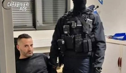 Capul mafiot Marco Raduano, care evadase coborând zidurile închisorii pe cearșafuri legate, a fost prins în timpul unei cine romantice