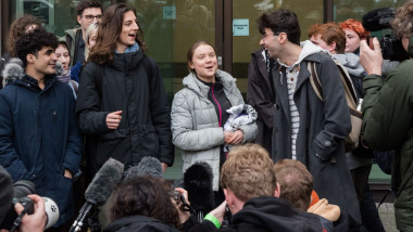 greta thunberg în fața tribunalului westminster alături de colegii ei