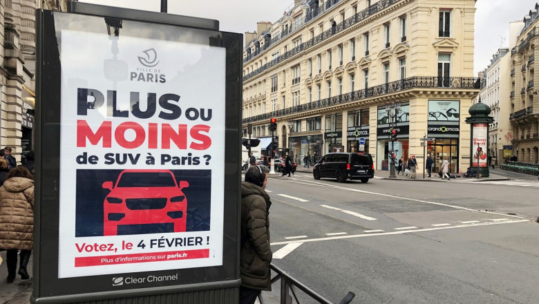 panou publicitar cu anunțul unui referendum la Paris