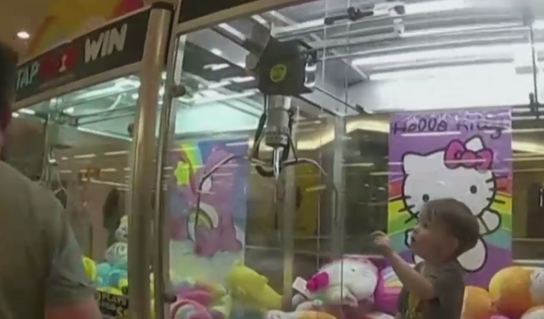 VIDEO. Vizită cu peripeții la mall: Un copil s-a furișat într-un aparat cu jucării și a rămas blocat acolo