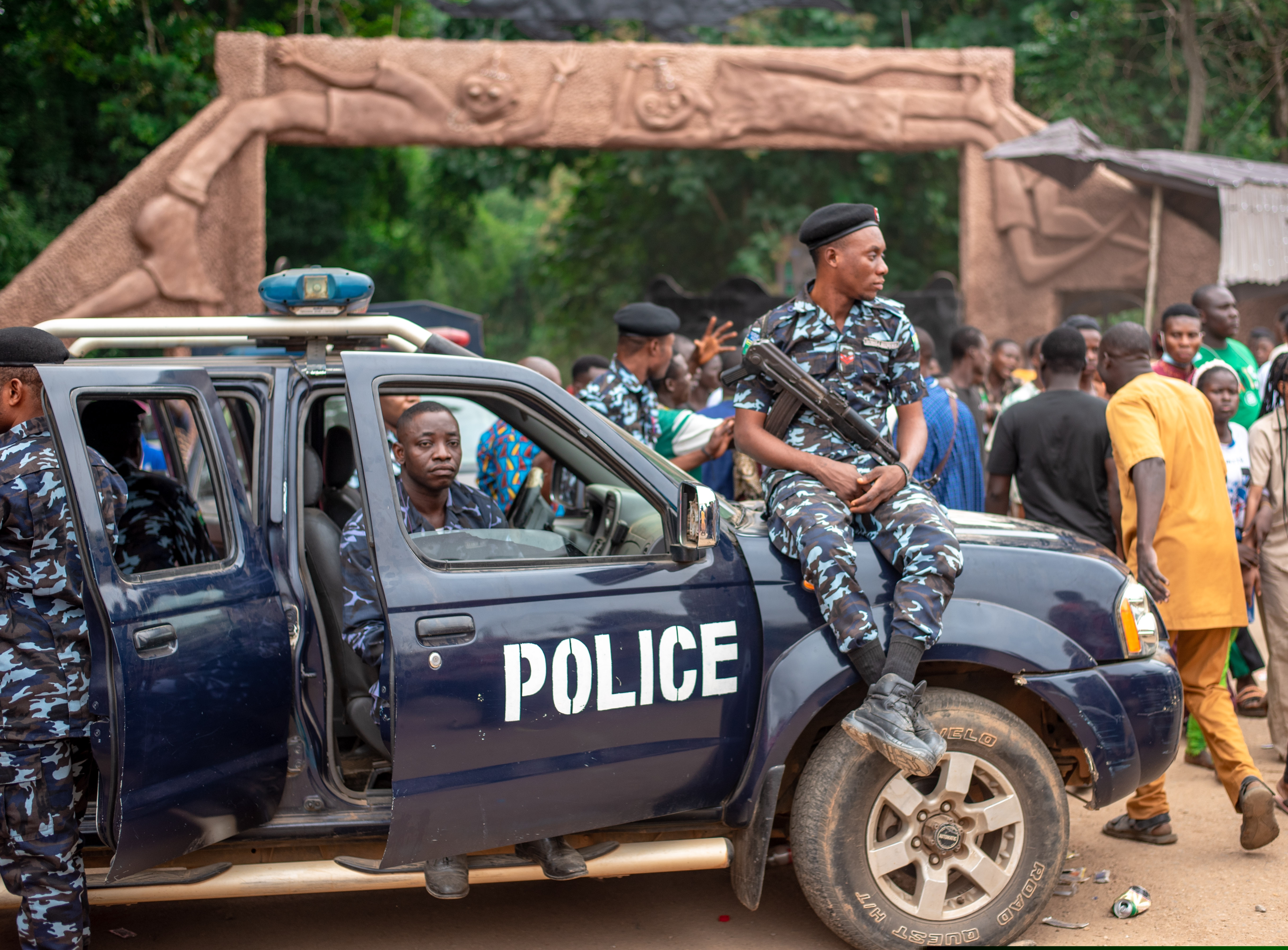 Alertă în Nigeria: Bărbați înarmați au luat cu asalt palatul unui monarh și l-au ucis. După crimă, au răpit-o pe soția lui