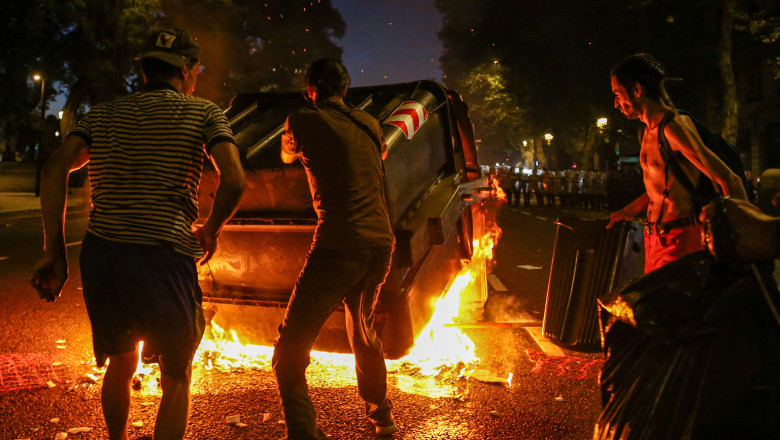 Protestatari impotriva masurilor liberale