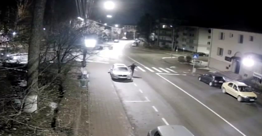 Mai mulți oameni s-au trezit cu mașinile distruse peste noapte, în Suceava. Un bărbat, filmat în timp ce le lovește și rupe oglinzile