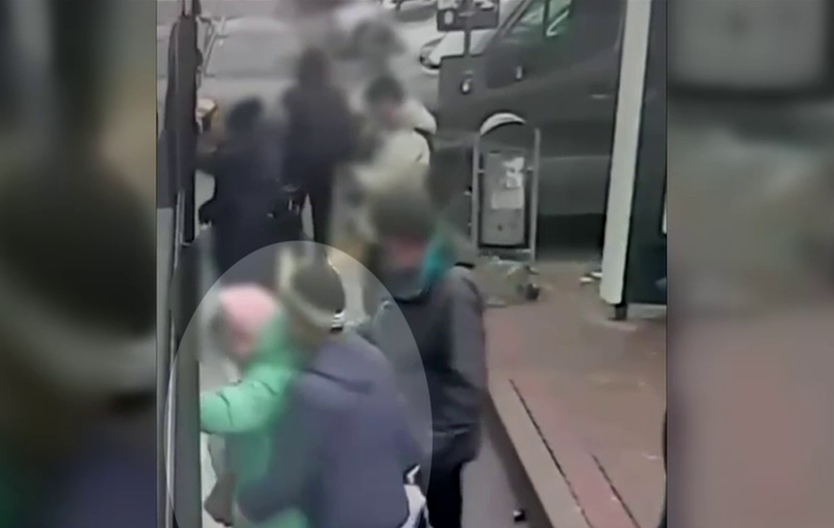 VIDEO. Un bărbat a fost prins de polițiști în timp ce fura telefonul unei femei când urca în autobuz. Toată scena a fost filmată