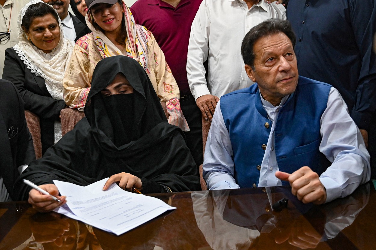Imran Khan și soția lui, condamnați la 7 ani de închisoare fiecare. Căsătoria fostului premier pakistanez a fost declarată ilegală