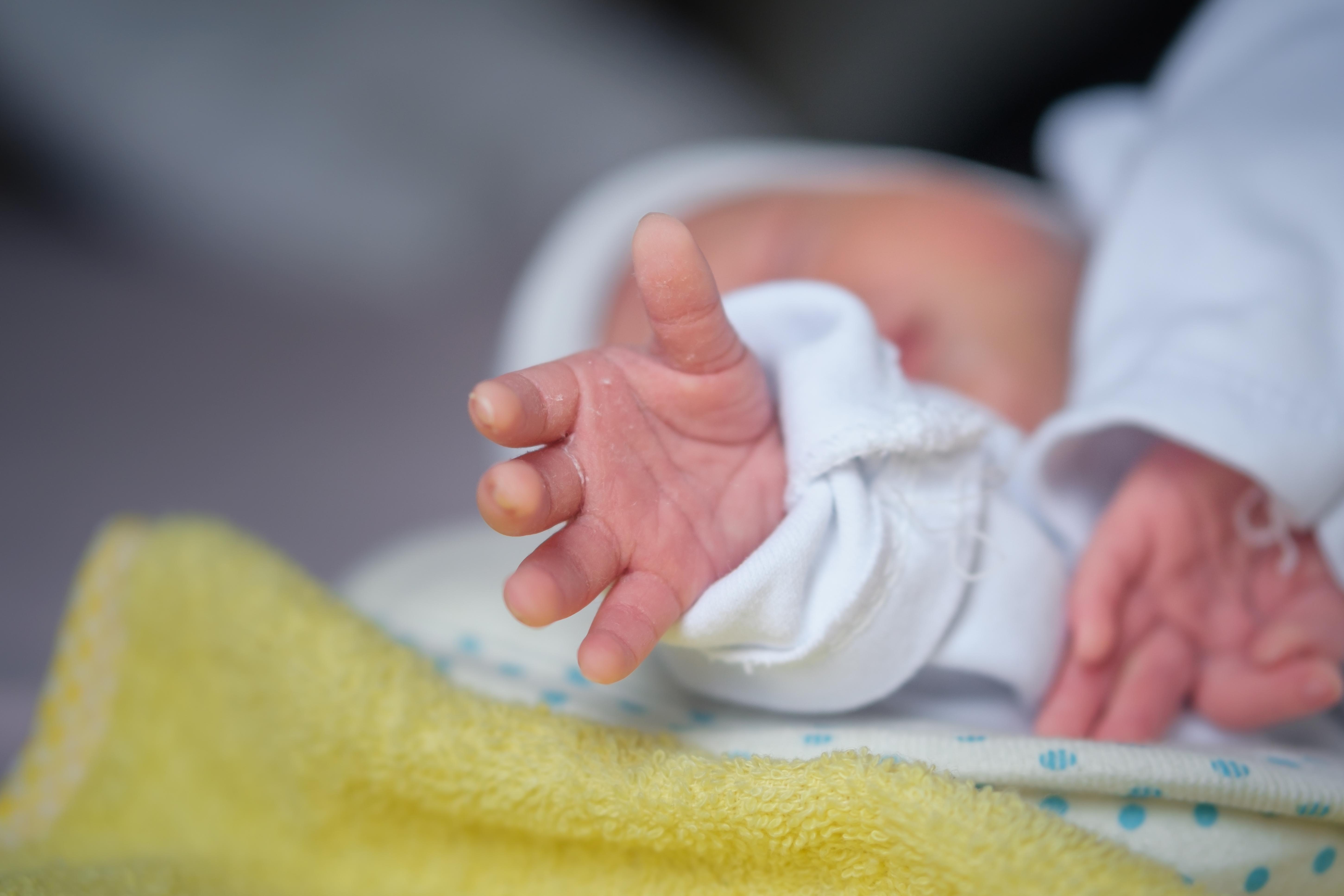 Doarme mai bine bebelușul dacă îi pui lămâi verzi în cameră? Experții spun că metoda poate funcționa, dar din alte motive