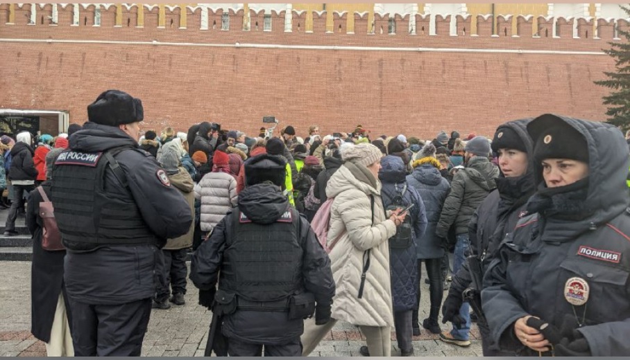 Jurnalişti arestaţi la Moscova în timpul unui protest al soțiilor soldaților care luptă în Ucraina. Un reporter AFP a fost luat cu duba