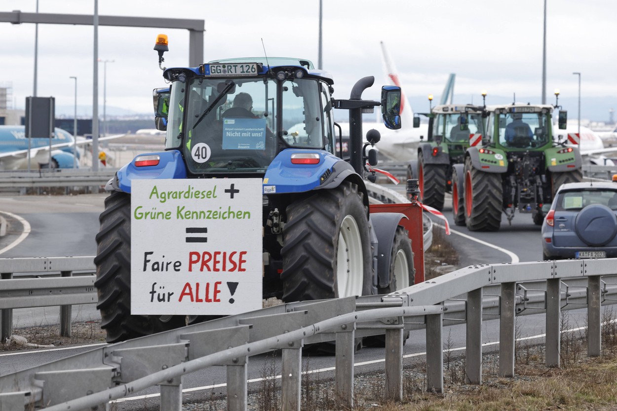 Fermierii germani au blocat cu tractoarele accesul la aeroportul din Frankfurt