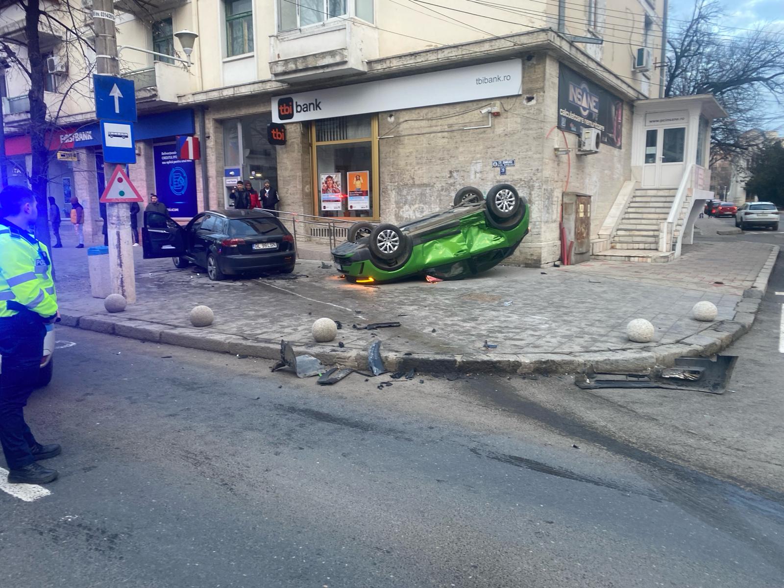 Accident grav în Galați: Două mașini au ajuns pe trotuar. Sunt cinci răniți, printre care trei copii