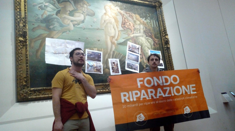 Blitz ambientalista alla Galleria degli Uffizi a Firenze