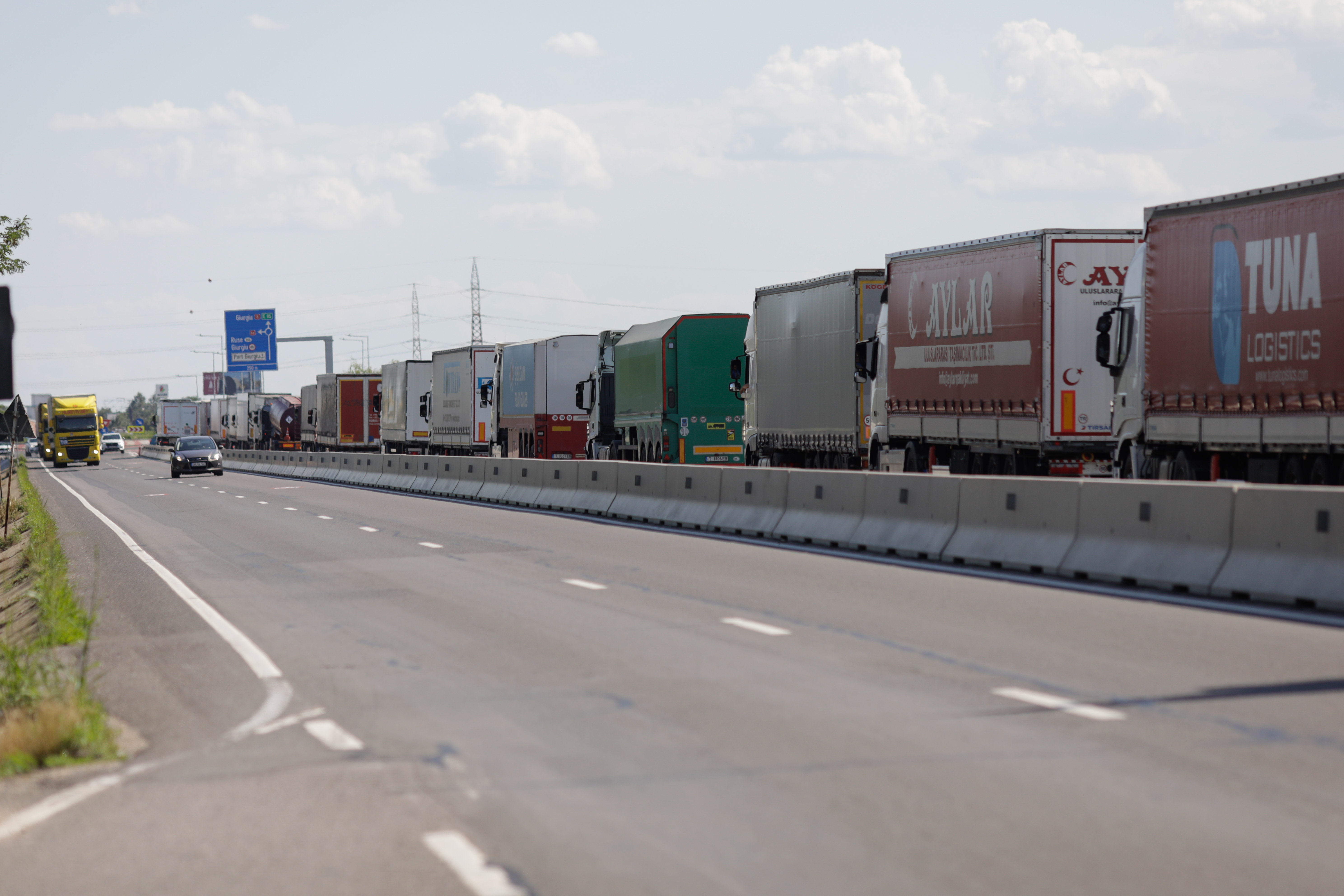 Transportatorii îi cer lui Ciolacu să intervină pentru deblocarea camioanelor care așteaptă zile întregi la frontiera cu Bulgaria