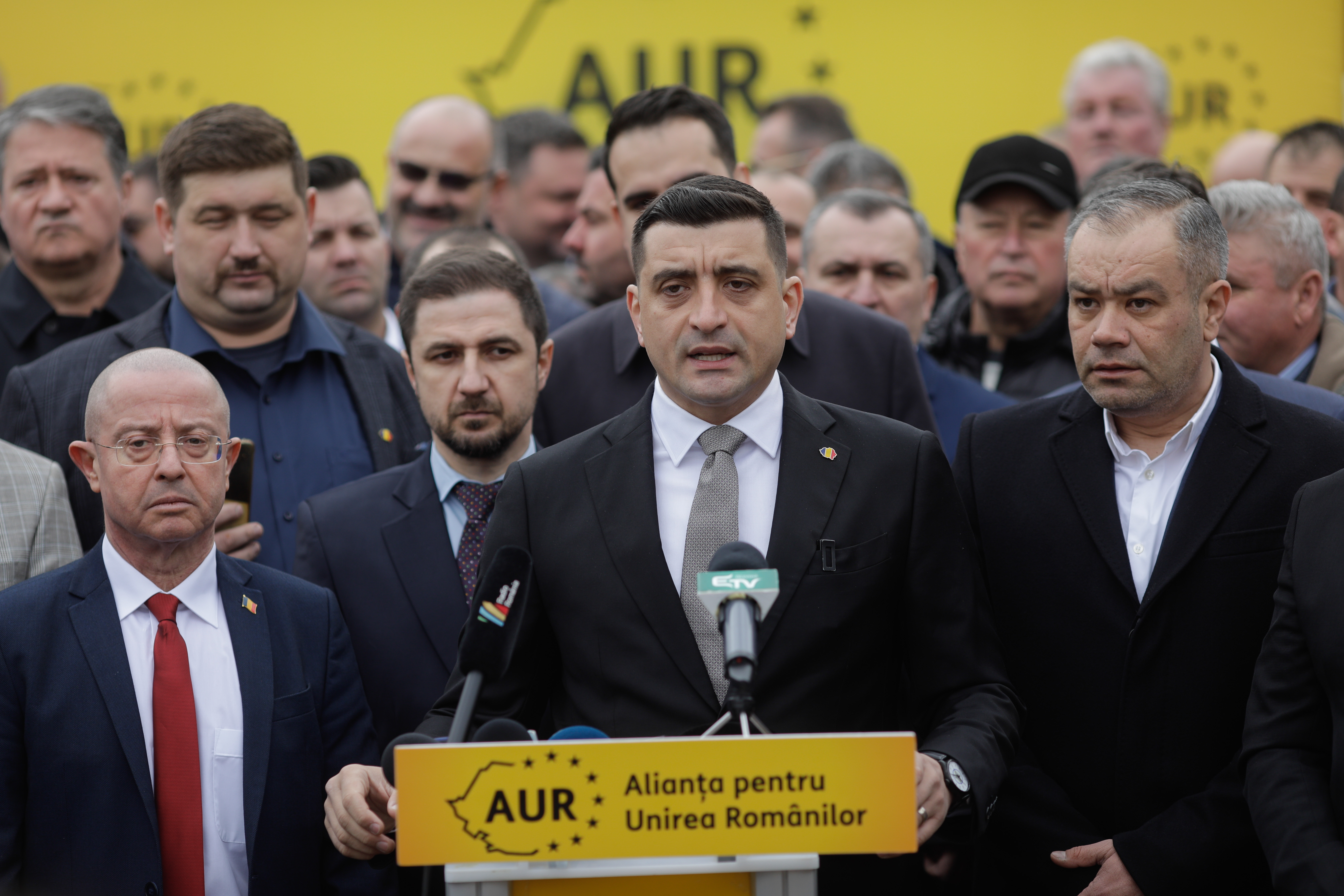"Surpriză de Ziua Îndrăgostiților pentru cuplul Nicu-Marcel". Peste 150 de primari, viceprimari și consilieri s-au înscris în AUR