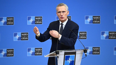 NATO Secretary General Jens Stoltenberg vorbeste șa microfon