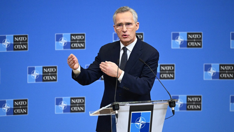 NATO Secretary General Jens Stoltenberg vorbeste șa microfon
