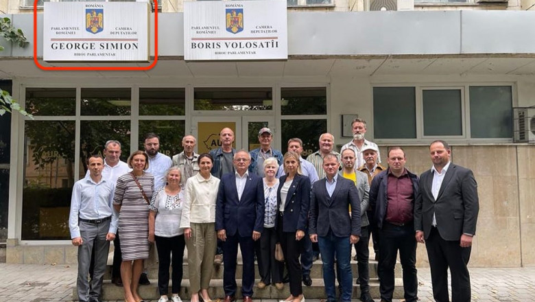 grup de sustinatori aur in fata cabinet parlamrntar george simion la chisinau