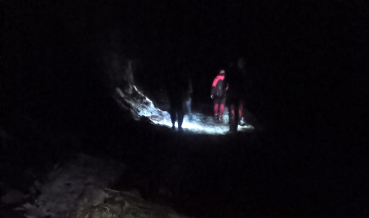 Un ucrainean care trecuse granița ilegal a murit înghețat pe munte după ce alți doi ucraineni salvați nu au spus că l-au abandonat