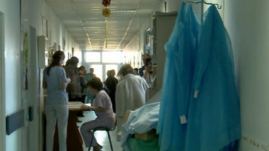 asistente medicale pe holul unui spital