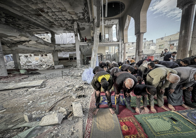 Palestinians perform prayers at Al-Huda Mosque in Rafah