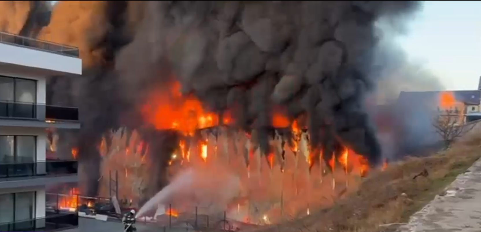 Incendiu puternic la un depozit dintre blocuri în Cluj. A fost emis mesaj RO-ALERT